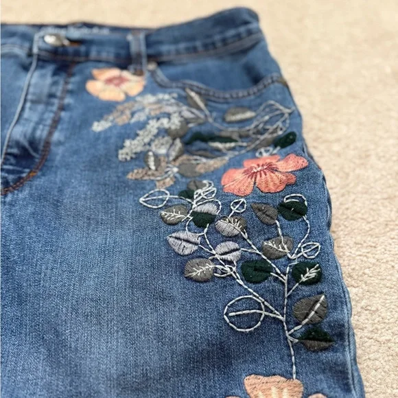 Gloria Vanderbilt Blue Straight Mom Jeans with Floral Embroidery Size 12 - Picture 3 of 6